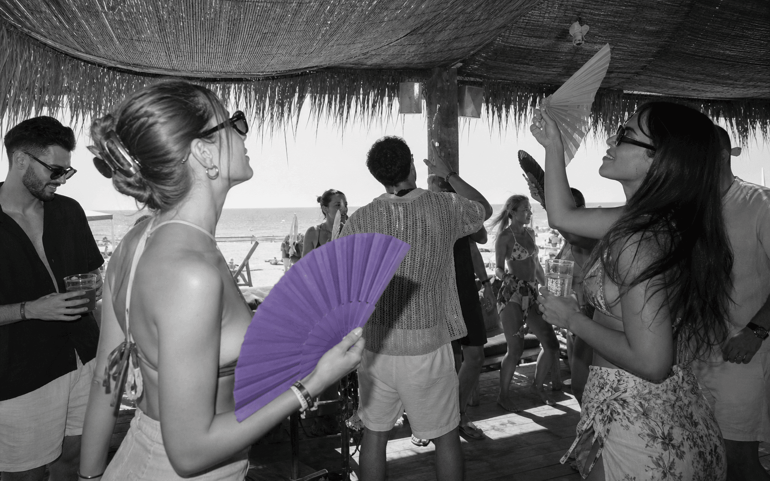 Materiali di una festa e ventaglio viola su un tavolo