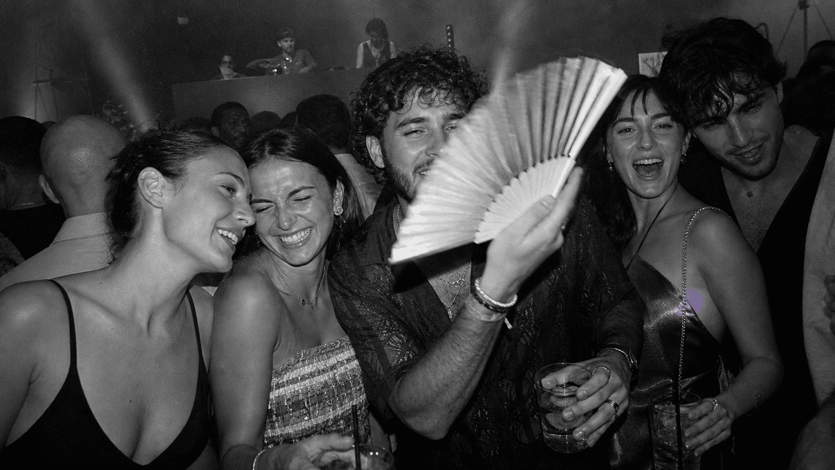 Gruppo di adulti in pista fotografato con flash diretto
